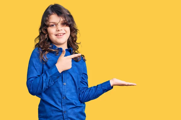 Criança Bonito Com Cabelos Longos Vestindo Roupas Casuais Espantado Sorrindo — Fotografia de Stock