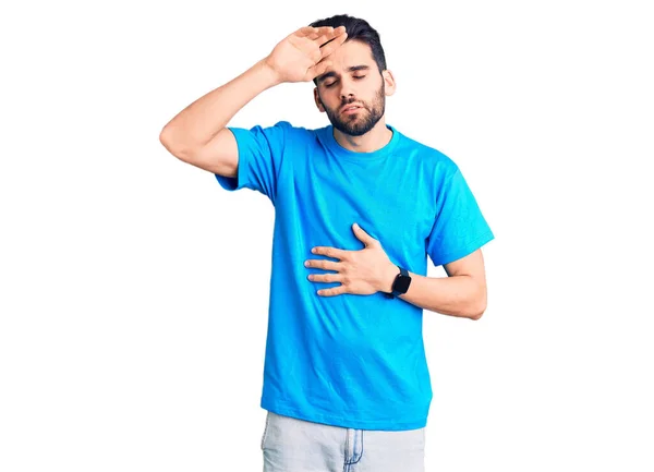 Młody Przystojny Mężczyzna Brodą Luźnej Koszulce Dotykającej Czoła Chorobę Gorączkę — Zdjęcie stockowe