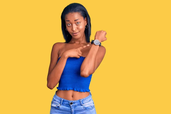 Junge Afrikanisch Amerikanische Frau Lässiger Sommerkleidung Eile Zeigt Auf Die — Stockfoto