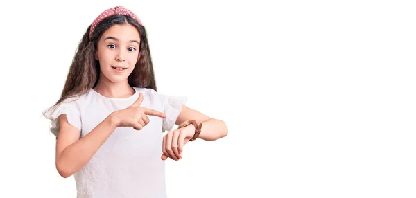 Cute Latynoski Dziecko Dziewczyna Noszenie Casual Biały Koszulka Pośpiechu Wskazując — Zdjęcie stockowe