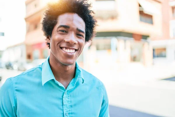 Joven Hombre Afroamericano Guapo Vistiendo Ropa Casual Sonriendo Feliz Pie —  Fotos de Stock