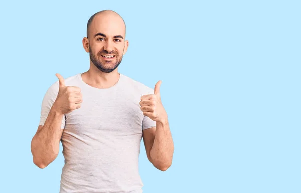 Jovem Homem Bonito Vestindo Casual Shirt Sinal Sucesso Fazendo Gesto — Fotografia de Stock