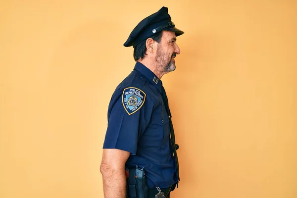 Medelålders Latinamerikan Man Bär Polis Uniform Som Vill Sida Koppla — Stockfoto