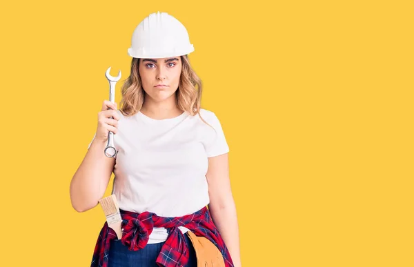 Junge Kaukasische Frau Mit Hardhat Die Schraubenschlüssel Denkende Haltung Und — Stockfoto