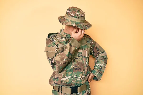 Joven Hombre Guapo Usando Camuflaje Uniforme Del Ejército Cansado Frotando — Foto de Stock