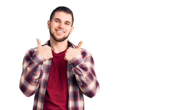 Genç Yakışıklı Bir Adam Günlük Tişört Giyer Başarı Işareti Yapar — Stok fotoğraf