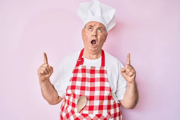 Hombre Mayor Pelo Gris Con Delantal Panadero Profesional Asombrado Sorprendido —  Fotos de Stock