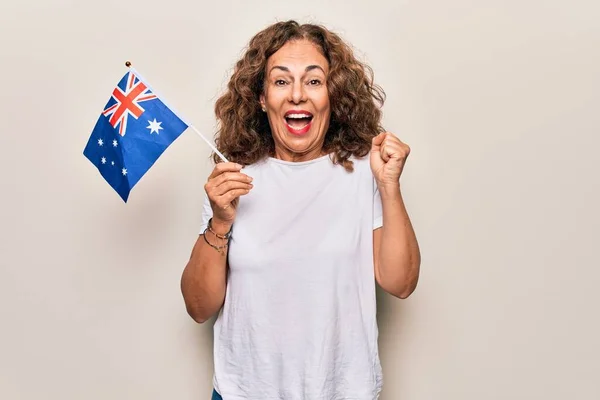 Mujer Patriótica Hermosa Mediana Edad Sosteniendo Bandera Australiana Sobre Fondo —  Fotos de Stock
