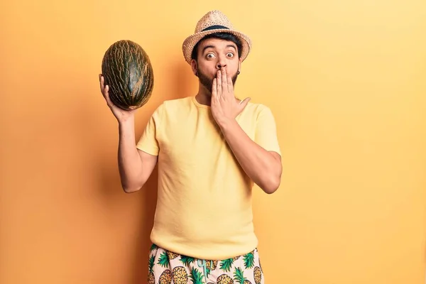 Joven Hispano Con Traje Baño Sombrero Verano Con Melón Cubriendo — Foto de Stock