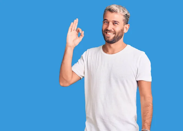 Jonge Knappe Blonde Man Draagt Casual Shirt Lachend Positief Doet — Stockfoto