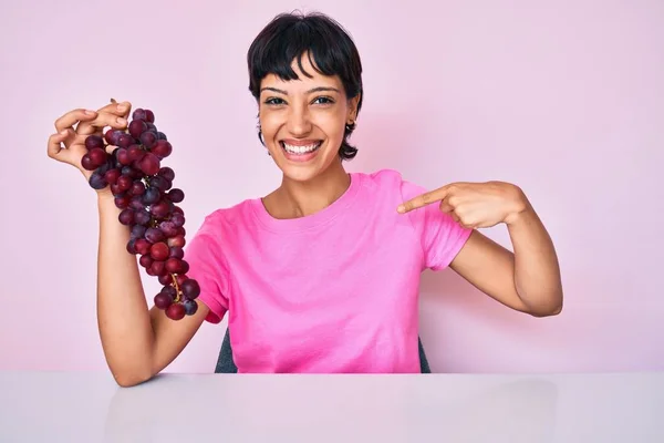 Beautiful Brunettte Woman Holding Branch Fresh Grapes Pointing Finger One — Stock Photo, Image