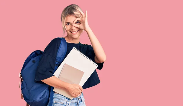 Ung Vacker Blond Kvinna Bär Student Ryggsäck Hålla Anteckningsbok Ler — Stockfoto