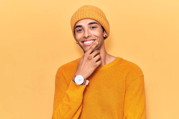 Jovem Americano Africano Vestindo Boné Sorrindo Olhando Confiante Para Câmera — Fotografia de Stock
