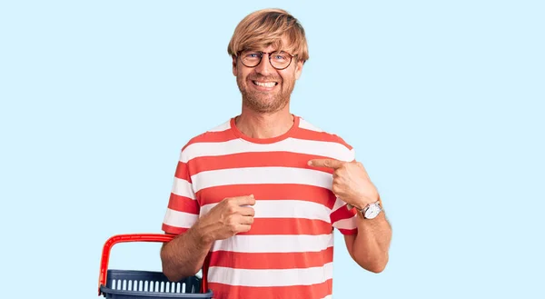 Handsome Caucasian Man Beard Holding Supermarket Shopping Basket Pointing Finger — Stock Photo, Image