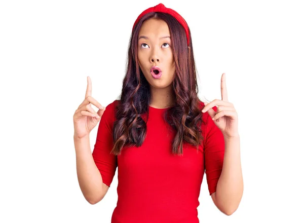 Ung Vacker Kinesisk Flicka Bär Casual Kläder Och Diadem Förvånad — Stockfoto