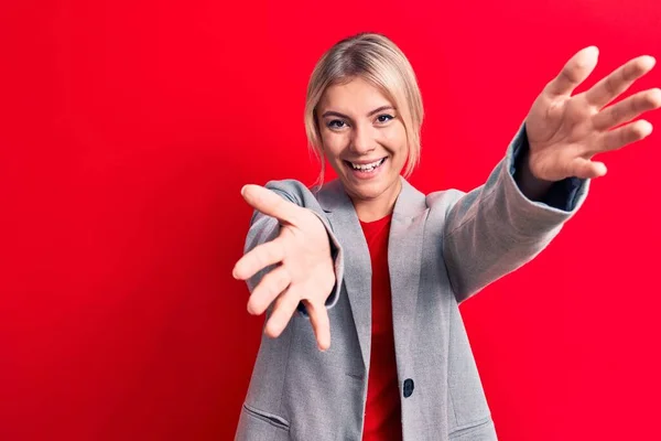 Junge Schöne Blonde Geschäftsfrau Die Elegante Jacke Über Isoliertem Rotem — Stockfoto