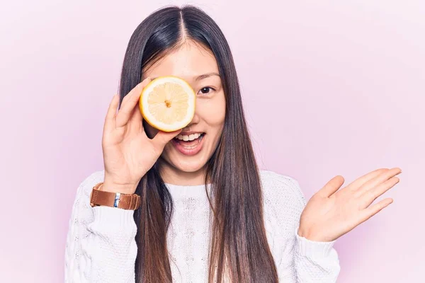 Ung Vacker Kinesisk Kvinna Som Håller Skiva Citron Över Öga — Stockfoto