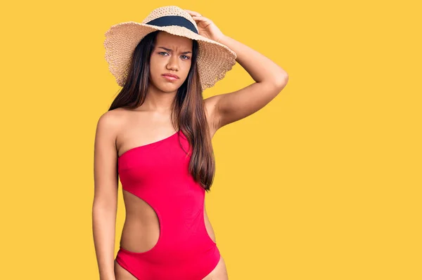 Joven Hermosa Chica Latina Con Traje Baño Sombrero Verano Confundir — Foto de Stock