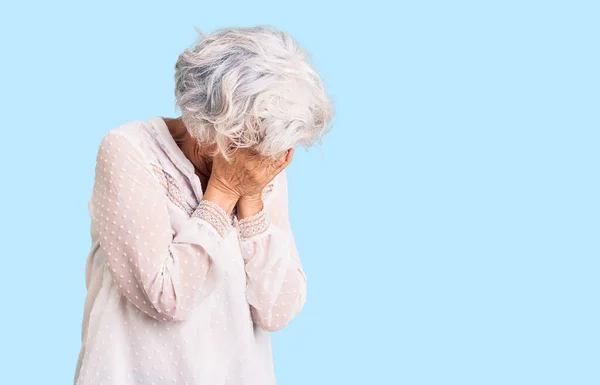 泣きながら手で顔を覆う悲しい表情のカジュアルな服を着たシニア白髪の女性 うつ病の概念 — ストック写真