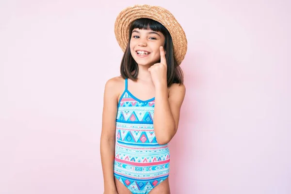 Niña Joven Con Flequillo Vistiendo Traje Baño Sombrero Verano Sonriendo —  Fotos de Stock