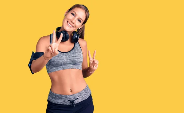 Joven Mujer Hispana Hermosa Con Ropa Gimnasio Uso Auriculares Sonriendo —  Fotos de Stock