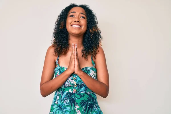 Νεαρή Αφροαμερικανή Γυναίκα Που Φοράει Καθημερινά Ρούχα Ικετεύοντας Και Προσευχόμενη — Φωτογραφία Αρχείου