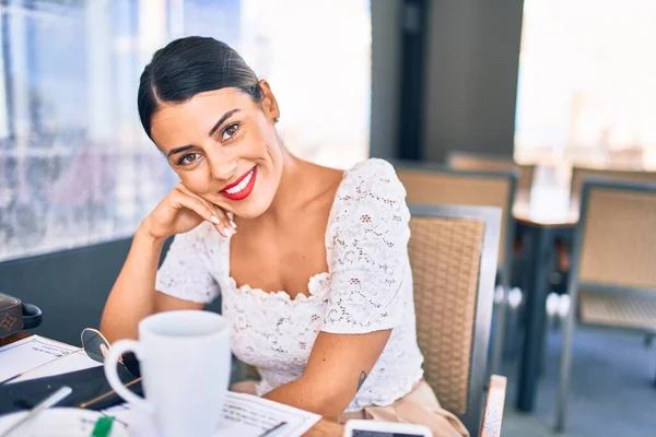 Joven Hermosa Morena Sonriendo Feliz Confiada Sentado Con Sonrisa Cara — Foto de Stock