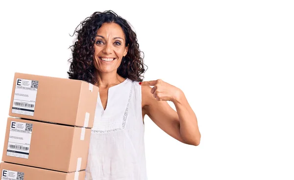 Schöne Frau Mittleren Alters Mit Zustellpaket Zeigt Mit Dem Finger — Stockfoto