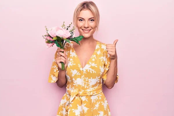 Młoda Piękna Blondynka Trzyma Bukiet Kwiatów Odizolowanym Różowym Tle Uśmiechnięty — Zdjęcie stockowe