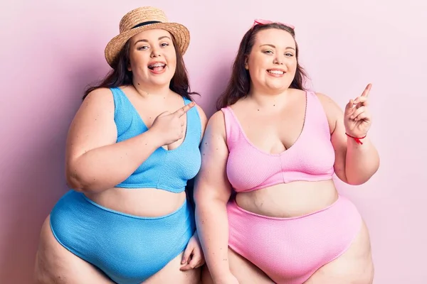 Junge Size Zwillinge Bikini Lächeln Und Schauen Die Kamera Die — Stockfoto