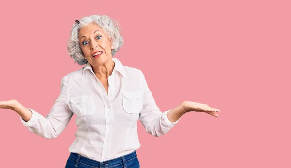 Oudere Grijsharige Vrouw Draagt Nonchalante Kleren Zonder Enig Idee Verwarde — Stockfoto