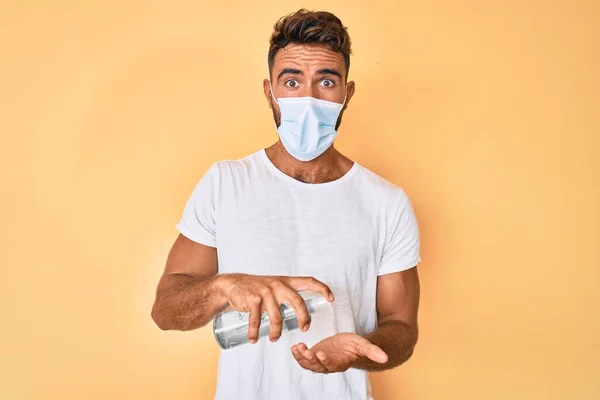 Jonge Latijns Amerikaanse Man Draagt Medisch Masker Hand Sanitizer Gel — Stockfoto