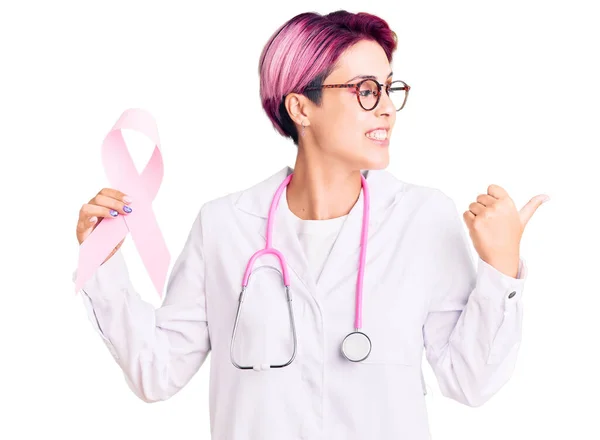 Giovane Bella Donna Con Capelli Rosa Indossando Stetoscopio Medico Tenendo — Foto Stock