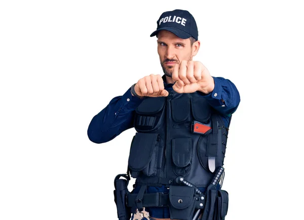 Ung Stilig Man Polisuniform Slår Knytnäve För Att Slåss Aggressiv — Stockfoto