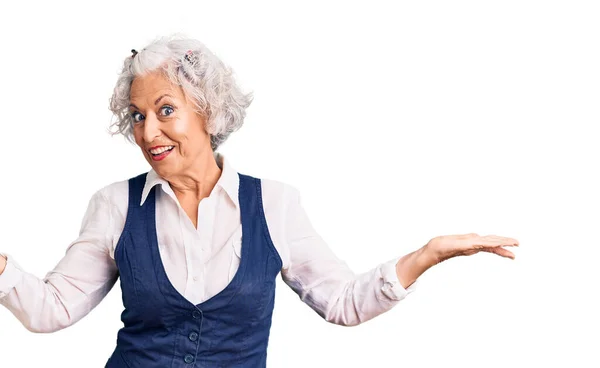 头发灰白的老年妇女穿着休闲服 毫无头绪 满脸困惑 手臂和双手高举 怀疑概念 — 图库照片