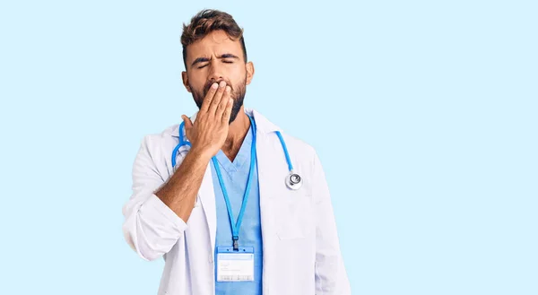 Jovem Hispânico Vestindo Uniforme Médico Estetoscópio Entediado Bocejo Cansado Cobrindo — Fotografia de Stock