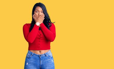 Uzun saçlı İspanyol kadın gündelik giysiler giyip ağzını yanlışlıkla elleriyle kapatmış. gizli kavram. 