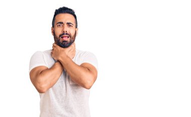 Günlük kıyafetler giymiş genç İspanyol adam bağırıyor ve boğularak ölüyor çünkü acı verici bir boğulma. Sağlık problemi. Boğulma ve intihar konsepti. 