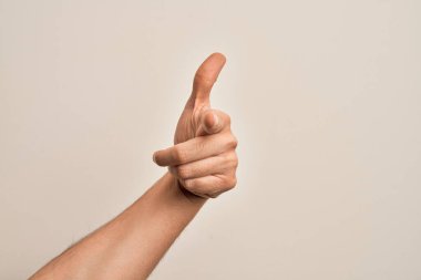 Beyaz arka planda parmaklarını gösteren, kameraya işaret eden, yönü seçen ve işaret eden beyaz bir gencin eli.