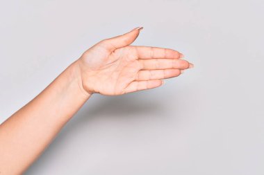 El sıkışmak için elini uzatan ve elini uzatan beyaz bir kadının eli.