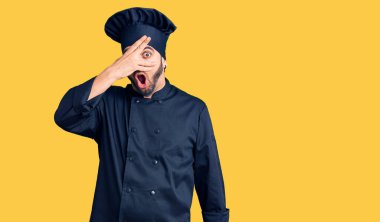 Genç İspanyol tencere üniforması giymiş. Şoka girmiş. Yüzü ve gözleri kapamış, utangaç ifadesiyle parmaklarından bakıyor.. 