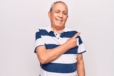 Gri saçlı, sıradan çizgili polo giyen, gülümseyen, eli ve parmağı yanda olan son sınıf öğrencisi. 