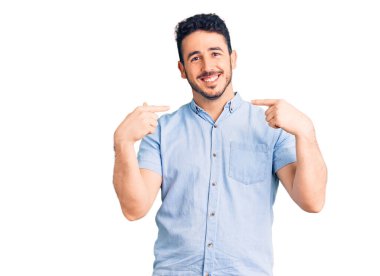 Günlük kıyafetler giyen, kendine güveni olan, kendini gururlu ve mutlu gösteren genç İspanyol bir adam.. 