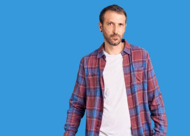 Gündelik kıyafetler giyen, kuşkucu ve gergin genç yakışıklı bir adam sorun yüzünden üzgün. negatif kişi. 