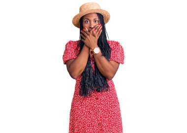Yazlık şapka takan genç Afrikalı Amerikalı kadın yanlışlıkla ağızlarını kapatarak şok geçirdi. gizli kavram. 