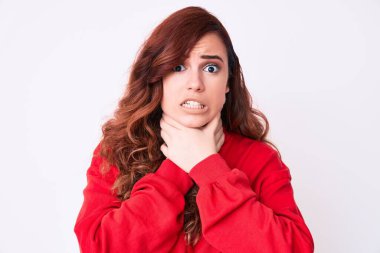 Genç ve güzel bir kadın günlük kıyafetler giyip bağırıyor ve boğularak ölüyor çünkü acı verici bir şekilde boğulmuş. Sağlık problemi. Boğulma ve intihar konsepti. 