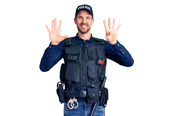 年轻英俊的男子身穿警服 手指点点九号 面带微笑 自信而快乐 — 图库照片