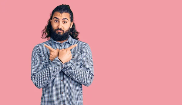 Junger Arabischer Mann Lässiger Kleidung Zeigt Mit Fingern Auf Beide — Stockfoto