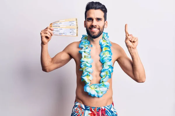 Joven Hombre Guapo Con Barba Usando Traje Baño Lei Hawaiano — Foto de Stock