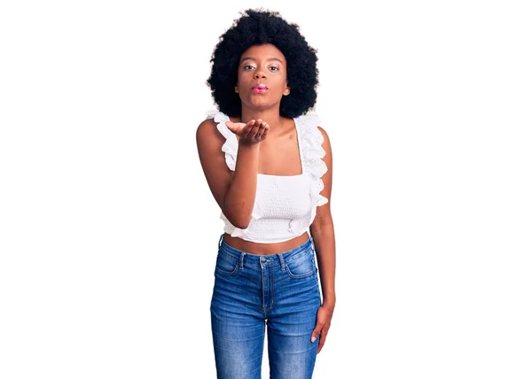 Ung Afrikansk Amerikansk Kvinna Klädd Avslappnade Kläder Tittar Kameran Blåser — Stockfoto
